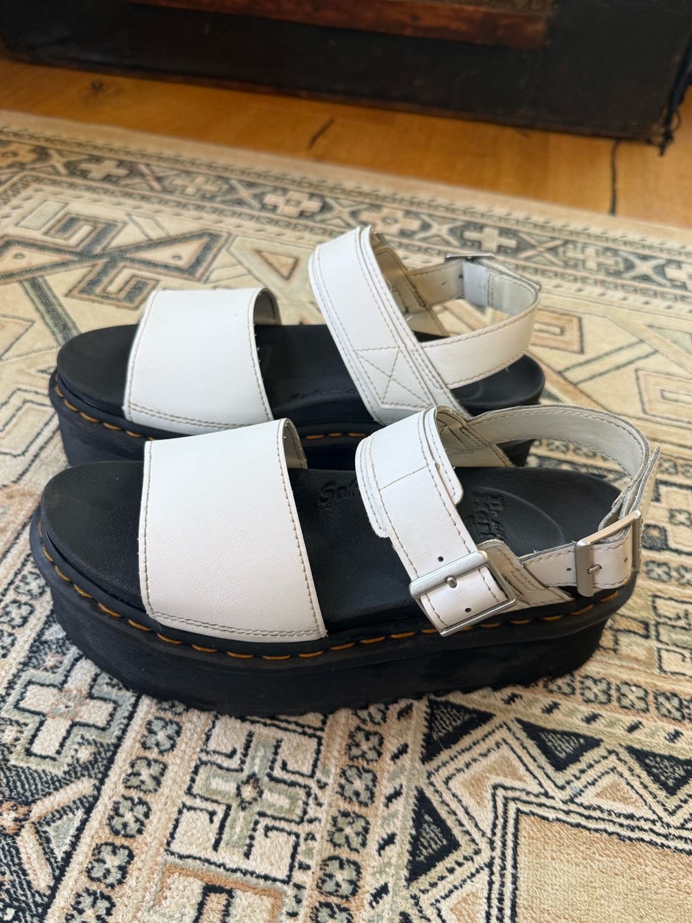 EUC Doc Martens Voss White Leather Platform Sandals with Black Sole 39 / 8